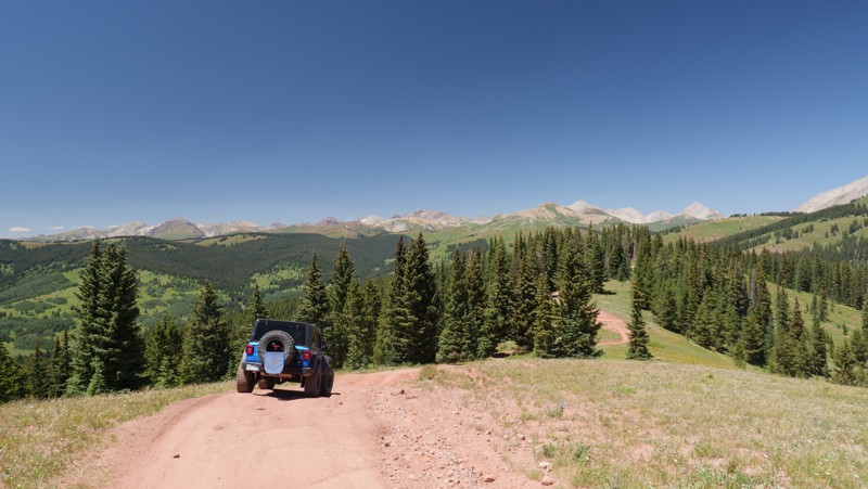 Colorado: Flag Divide Hero Photo