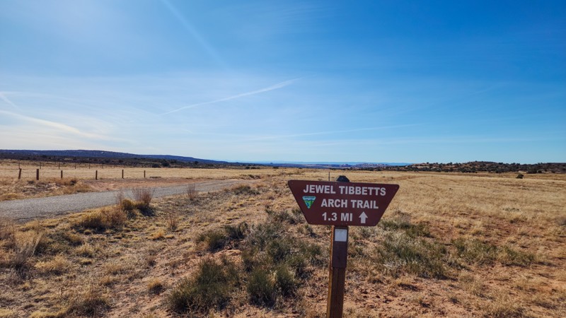 Utah: Jewel Tibbetts Arch Hiking Trailhead Hero Photo